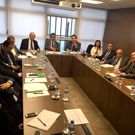 Foto da mesa de reunião da CNI, na qual aparecem sentados o superintendente da Sudene eos presidentes das Federações