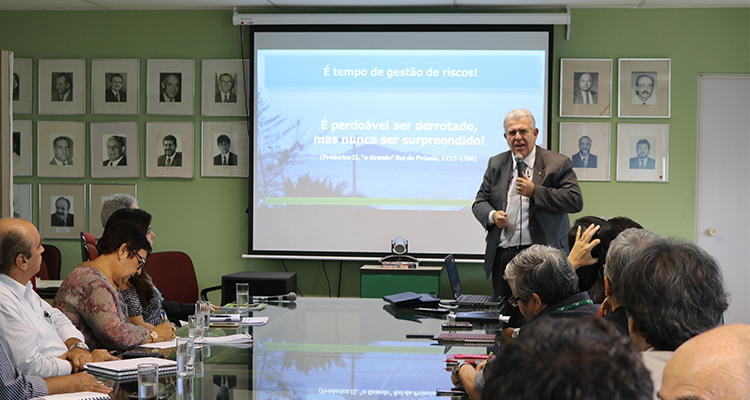 Grazziotin fazendo a apresentação para os gestores na Sala JK da Sudene