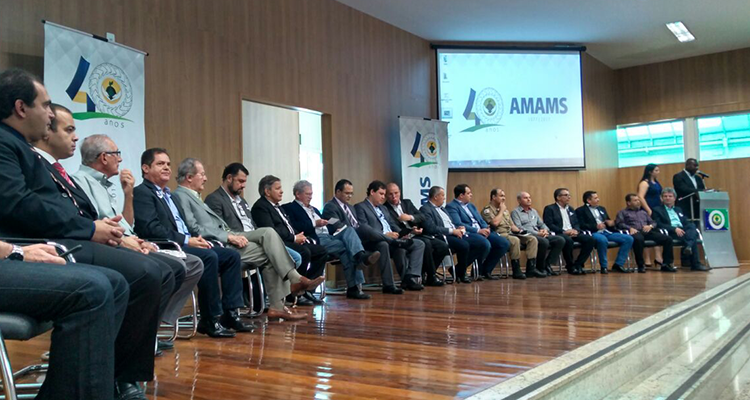 Foto reunindo agentes públicos e empresários durante evento em Minas Gerais.