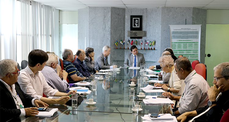 Foto do superintendente e dos gestores na reunião da Diretoria Colegiada, realizada na Sala JK. Estão todos sentados.