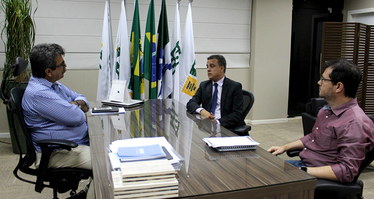 Foto da reunião na FIERN, com a participação de Alexandre Gusmão, Amaro Sales e um assessor da federação