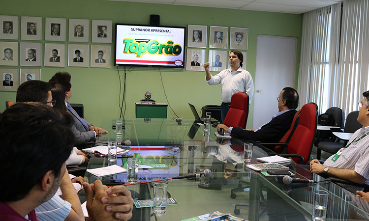 Superintendente da Sudene, técnicos da Instituição e produtor rural assistindo à apresentação do representante da Supranor, na sala JK