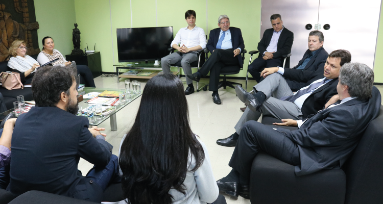 Equipe da Sudene e comitiva da Paraíba, todos sentados, formando um círculo, durante reunião no Gabinete da Superintendência