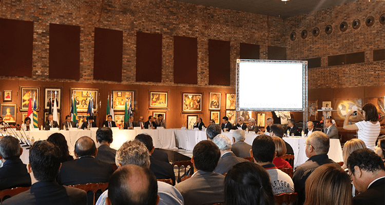 Foto da reunião do Conselho Deliberativo da Sudene. Há pessoas sentadas em uma plateia e uma mesa com autoridades públicas.