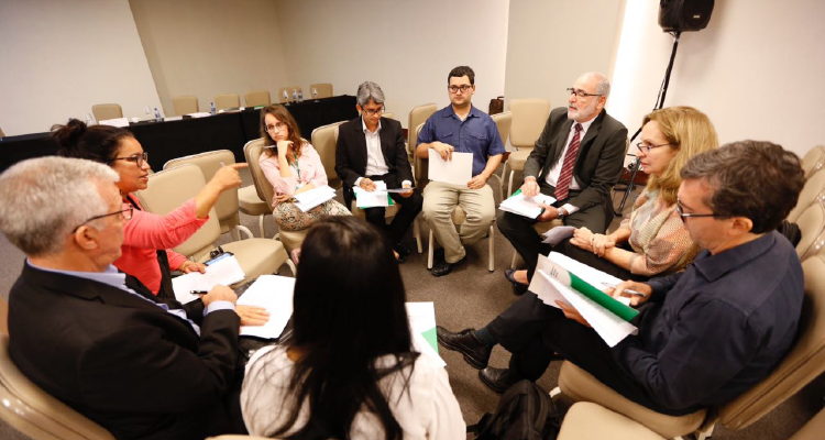 Foto de um dos grupos da oficina sentados em torno de uma mesa