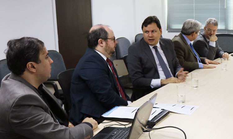 Gestores da Sudene e representantes da CGU reunidos na Sala JK, na sede da Superintendência.