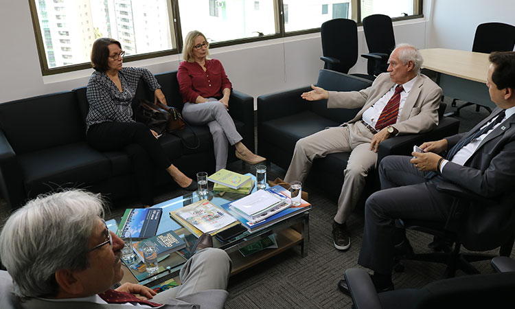 Gestores da Sudene e equipe da Fundaj durante reunião no Gabinete da Superintendência