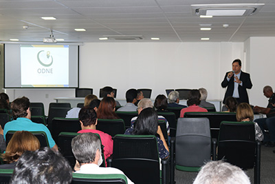 Superintendente da Sudene discursando para uma plateia de técnicos e gestores, no Auditório da Autarquia. No palco, um telão com a marca do ODNE.