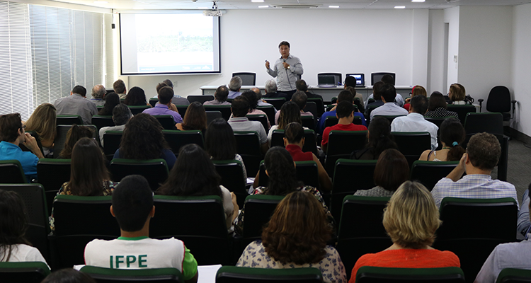 Foto da plateia assistindo à apresentação do INSA.