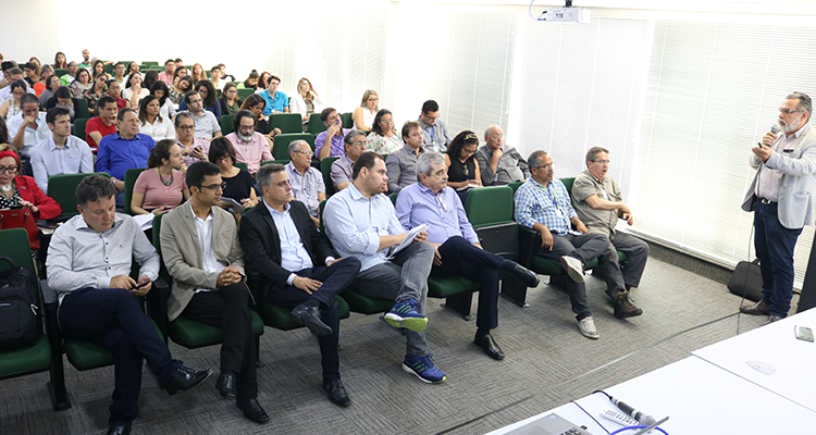 Foto da plateia assistindo à apresentação da UFRPE