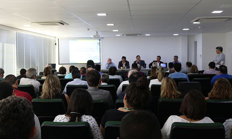 Mesa de abertura ao fundo, com o superintendente da Sudene discursando. Em primeiro plano está a imagem da plateia.