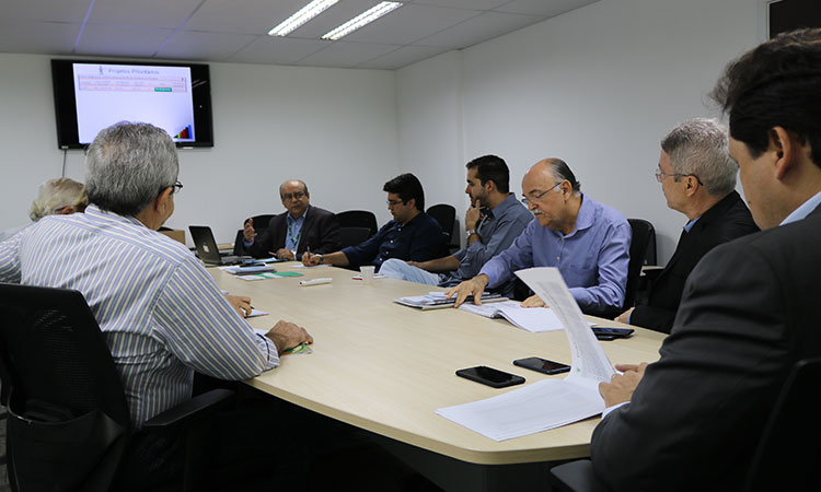 Foto da mesa de reunião, realizada na Sala JK, na sede da Sudene.