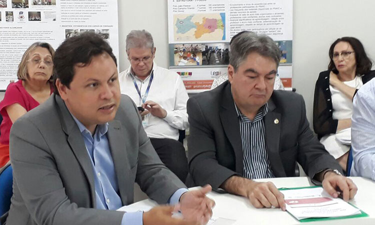 Superintendente Marcelo Neves durante reunião na Paraíba, sentado à mesa, com um representante do Governo do Estado ao seu lado e outras pessoas sentadas npróximas à mesa.