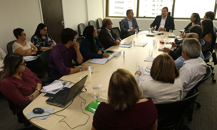 A imagem mostra os gestores da Sudene durante a reunião do 4º Ciclo de Monitoramento, realizada na Sala JK, na sede da Autarquia.