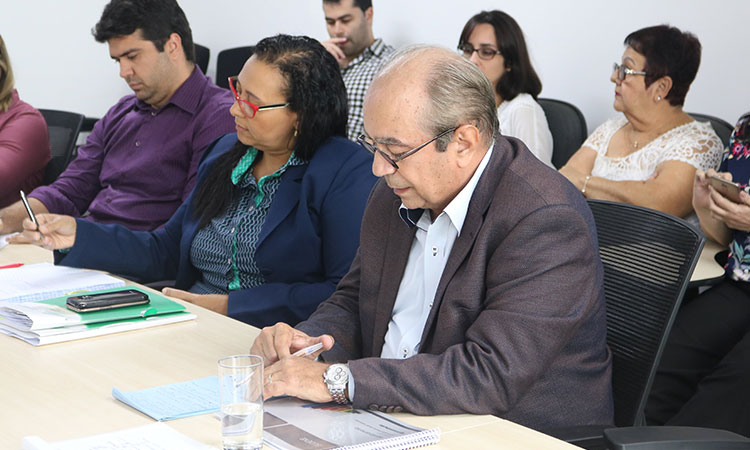 A imagem mostra o coordenador-geral de Gestão Institucional, Nanoel Barreiros, e outros cinco servidores, durante reunião