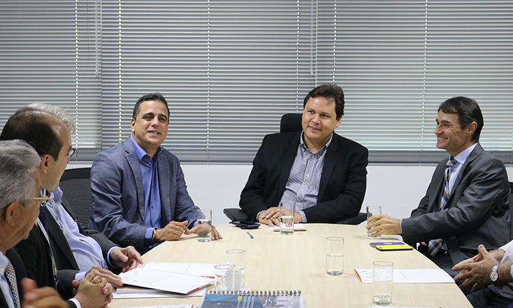 Superintendente da Sudene, diretor de Planejamento da Autarquia, prefeito de Campina Grande e outros representantes da Paraíba sentados na mesa de reunião da Sala Jk, sede da Superintendência, em Recife (PE).20180307 Reunião Campina Grande matéria