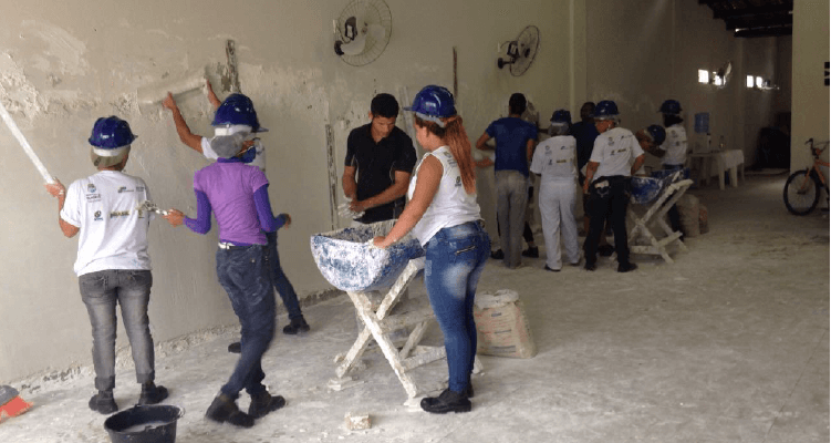 A foto mostra alunas do curso durante uma aula prática.