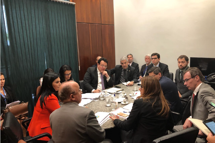 Mesa de reunião com reprersentantes das instituições que estão participando das discussões sobre a redução de juros dos fundos constitucionais.