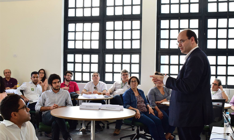 Ministro da Educação em pé, conversando com os técnicos da Sudene e demais Instituições.