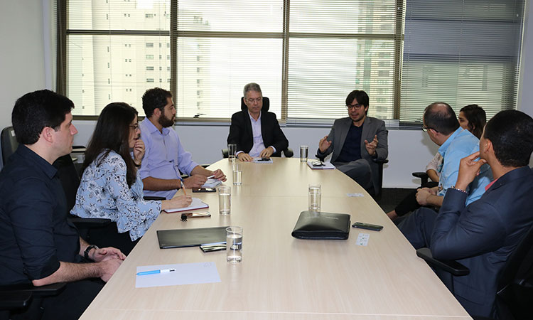 Oito representantes das duas instituições sentados à mesa de reunião, na Sala Jk da Sudene.