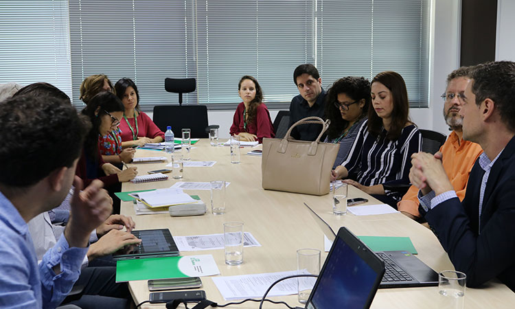 Foto da mesa de reunião