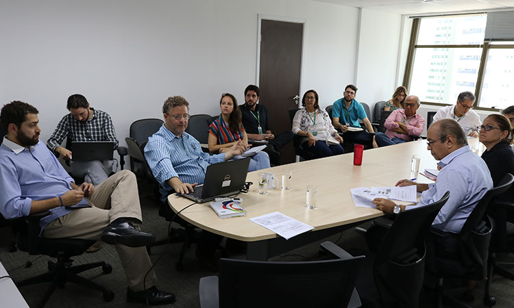 Mesa de reunião da Sala JK (Sudene) com a equipe da Diretoria de Planejamento.