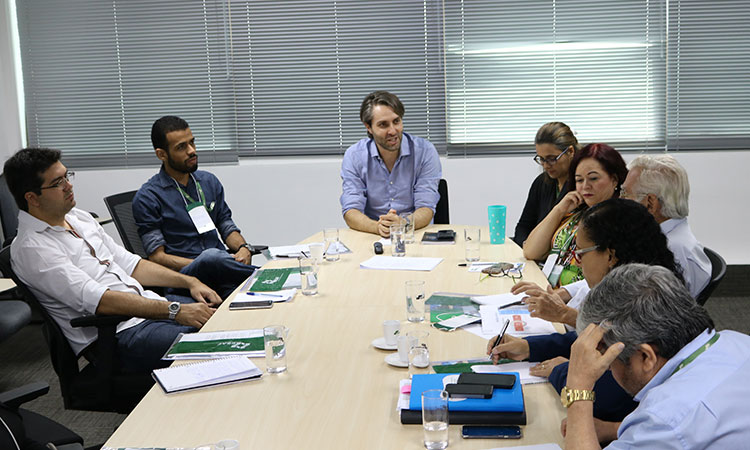 Mesa de reunião da sala Jk (Sudene), onde aconteceu parte da capacitação. Na ponta da mesa está o intrutor.