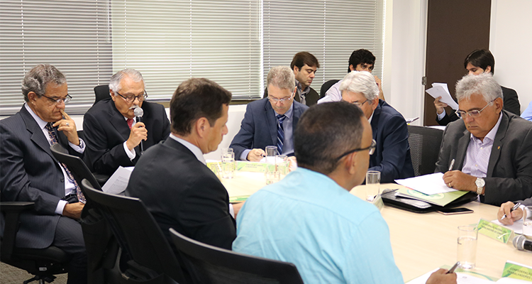 Mesa de reunião com os integrantes do Comitê Técnico