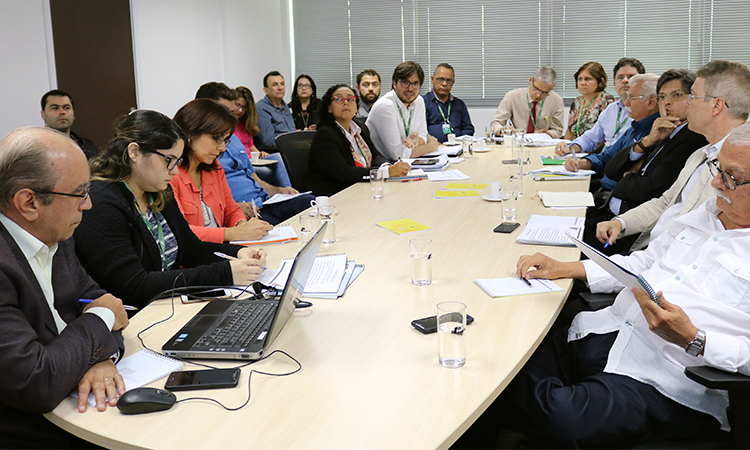 Imagem da Mesa de reunião da Sala JK, mostrando os participantes.