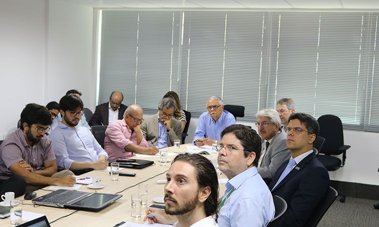 Equipe da Sudene na mesa de reunião da Sala JK