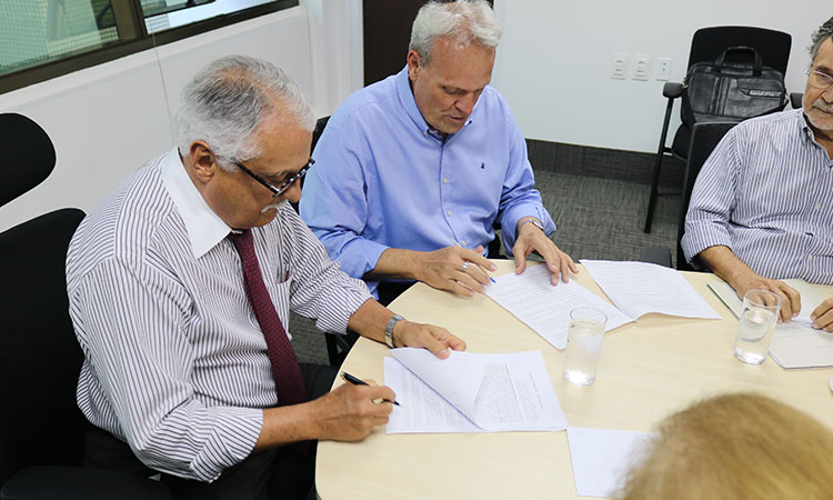 Momento em que os representantes da Sudene e do CGEE assinam o Protocolo de Intenções.