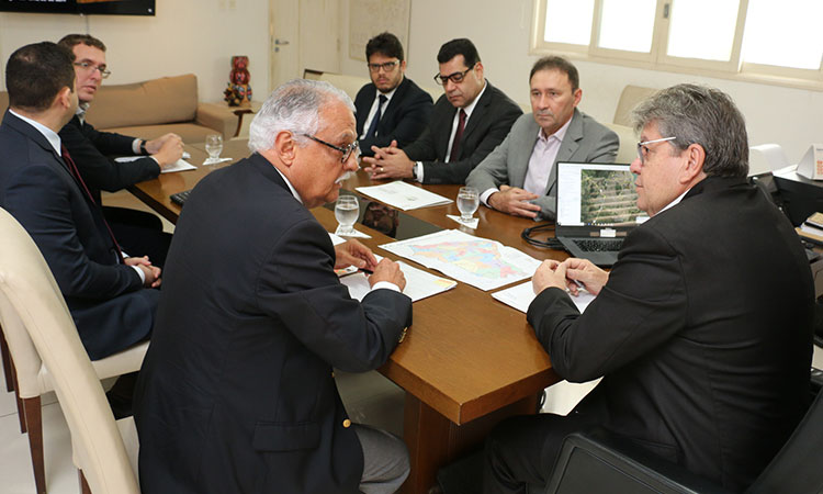 Mesa de reunião, com sete integrantes do Governo do Estado e da Sudene. 