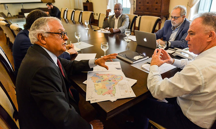 Foto da mesa de reunião