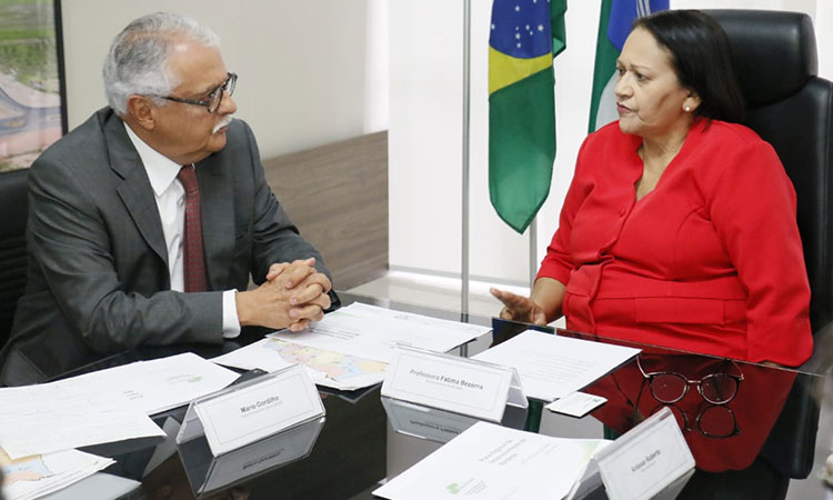 Mário e Gordilho e Fátima Bezerra sentados à mesa, conversando sobre o plano.