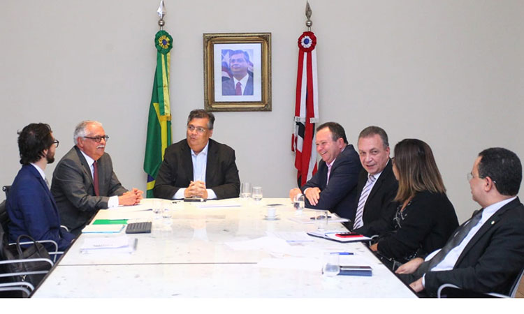 Foto da mesa de reunião