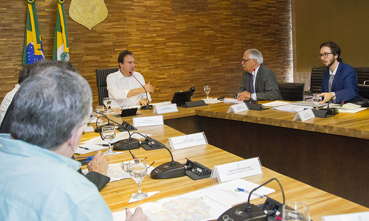 Foto da mesa de reunião