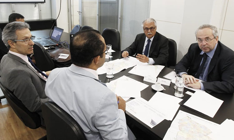 Foto da mesa de reunião