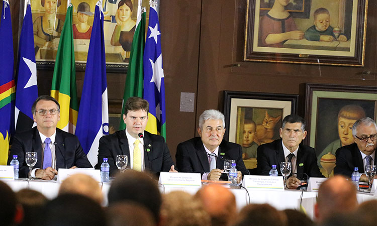 Foto de parte da mesa com os conselheiros e o presidente Jair Bolsonaro.