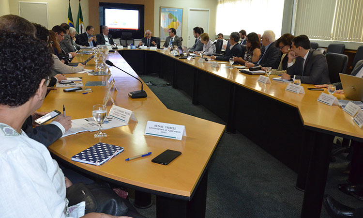 Foto mesa da reunião