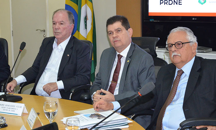 A foto mostra apenas três participantes da reunião, entre eles o superintendente da Sudene, Mário Gordilho.