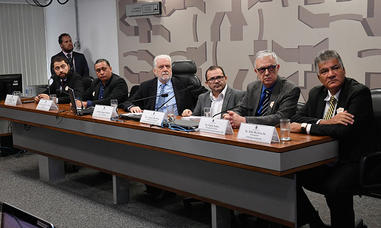 Foto da mesa composta por representantes das instituições participantes.