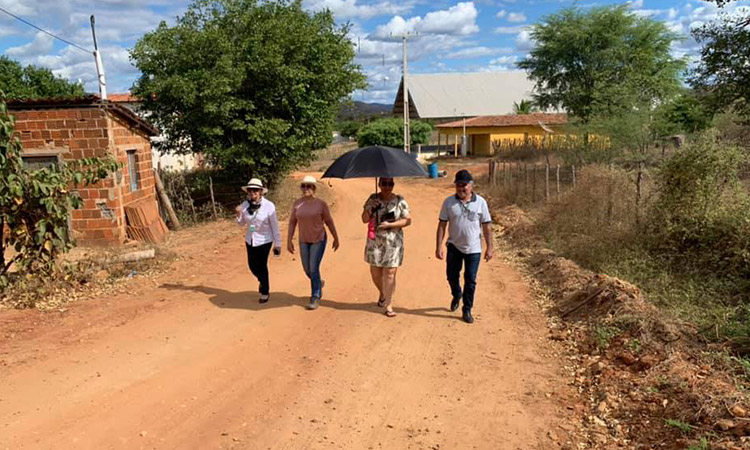 Servidora da Sudene e equipe da Prefeitura de Lucrécia andando pela rua que será contemplada com a obra.