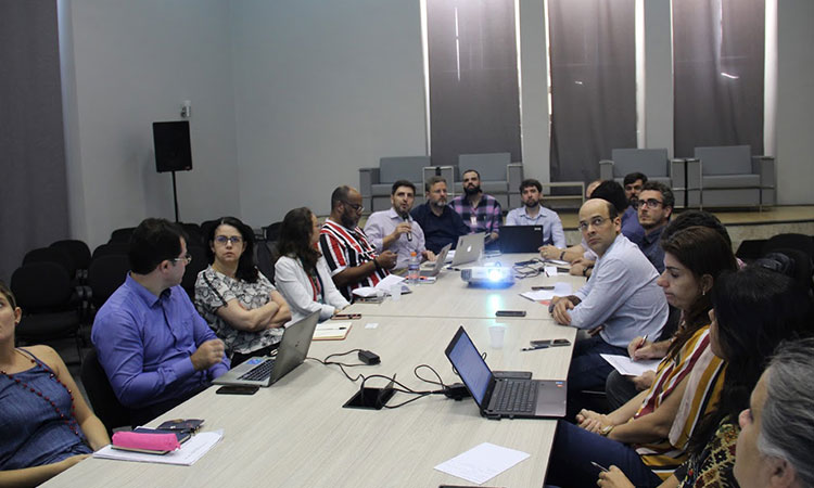 Foto da mesa de reunião.