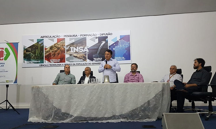 Mesa com os apresentadores