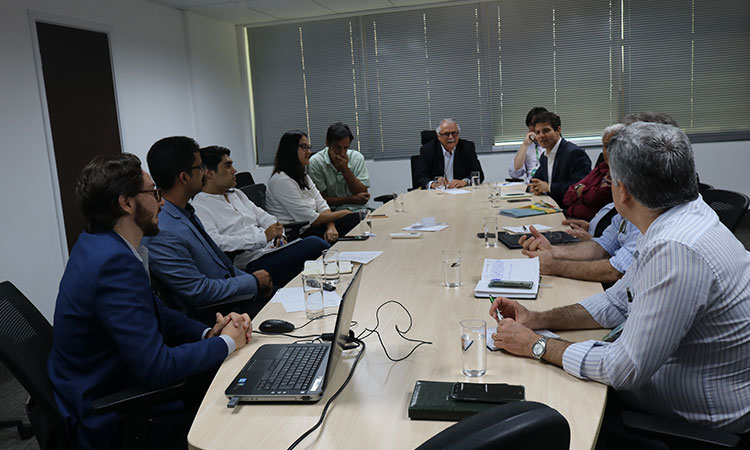 Mesa de reunião com os participantes.