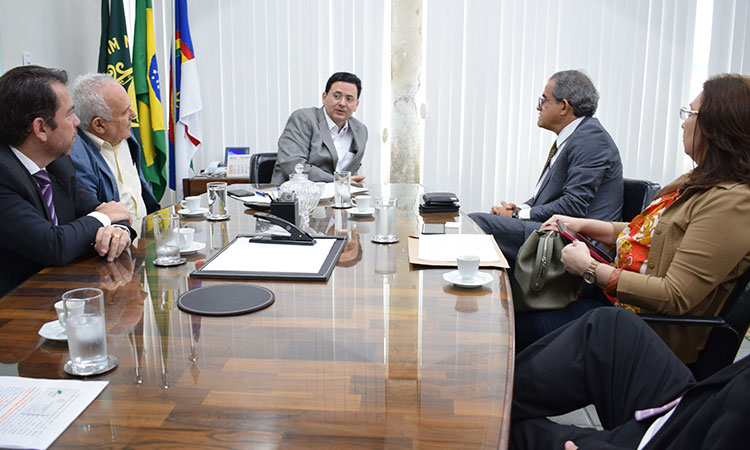 Representantes da Sudene e da Fundaj sentados à mesa no momento da assinatura do acordo.