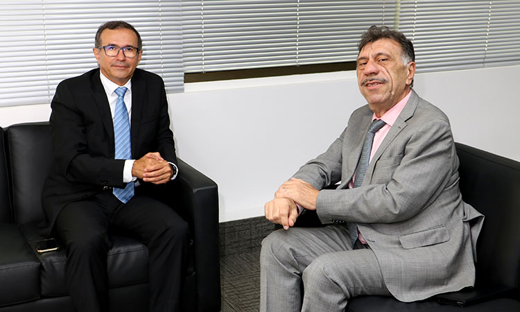 Douglas Cintra e José Patriota durante reunião no Gabinete da Superintendência.