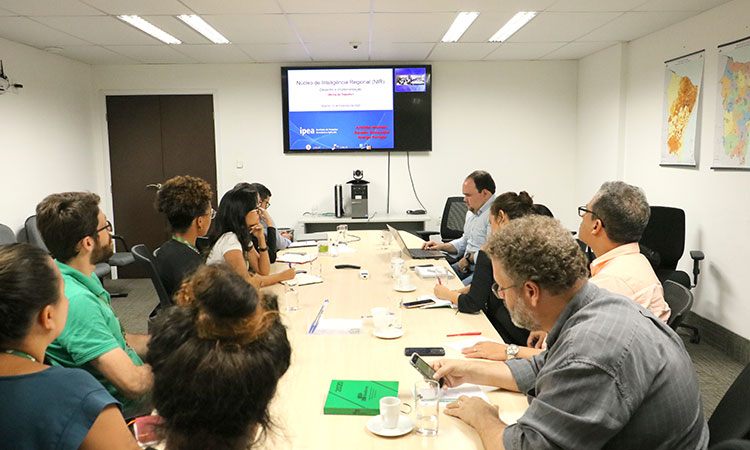 Equipe da Sudene na sala de reuniões JK.