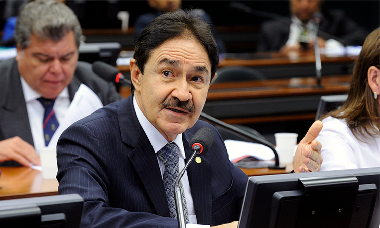 A foto mostra o novo diretor de planejamento da Sudene, Raimundo Gomes de Matos, durante sessão na câmara dos deputados.