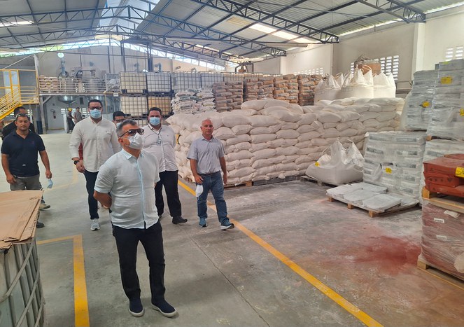 Foto do superintendente Bosco Saraiva (primeiro plano) em visita feita pela Suframa à empresa Horos Química da Amazônia, no PIM